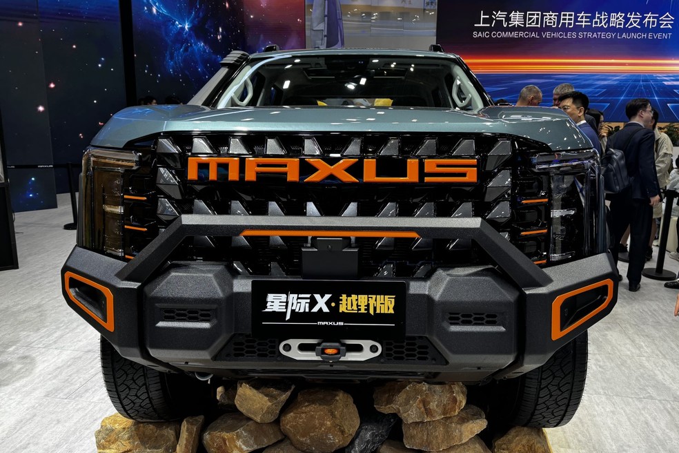 Faróis da Maxus Terron, que se assemelham aos da Ford F-150, serão substituídos na Volkswagen Amarok — Foto: André Paixão/Auto News Brasil