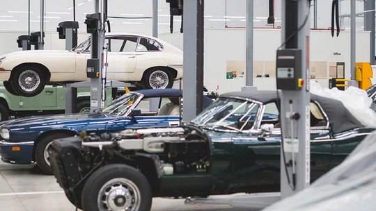 JLR tem fábrica que dá vida nova a carros antigos; conheça