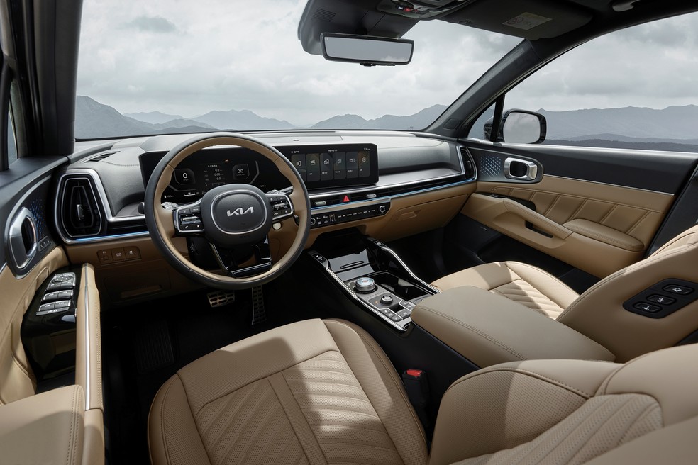 Kia Sorento 2025 tem telas interligadas no painel — Foto: Divulgação/Kia