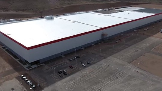 Tesla vai inaugurar sua enorme fábrica de baterias em julho