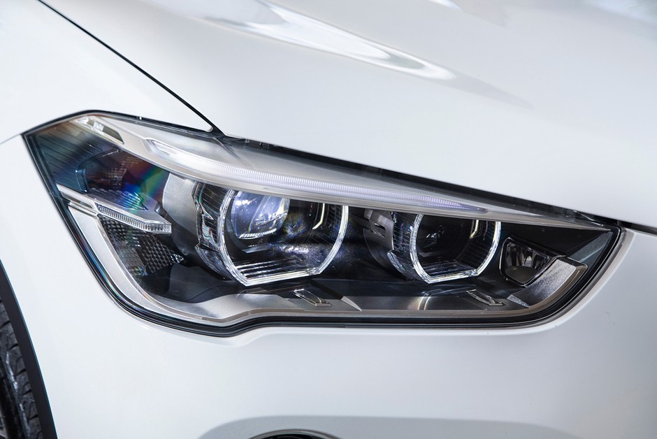 Faróis de LED e xenônio do BMW X1 sDrive20i