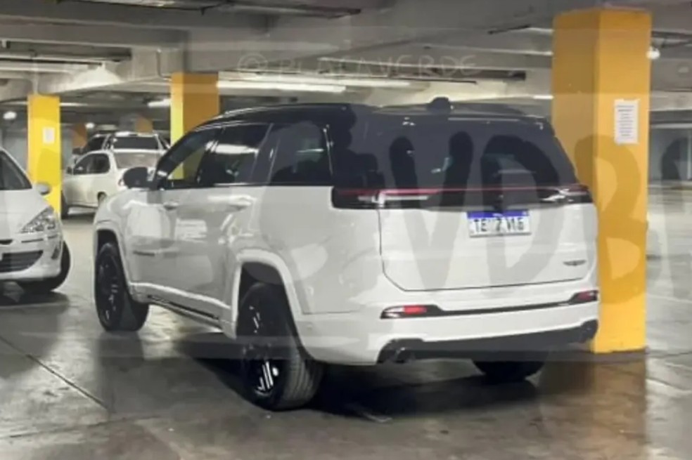 Novo Jeep Commander ganhará lanternas interligadas na traseira — Foto: Reprodução/Instagram @gui.andrades7_