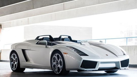 Lamborghini único encalha em leilão