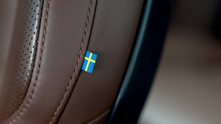 Volvo XC60 - As bandeirinhas da Suécia deixam claro onde o novo XC60 foi desenvolvido, mas ele é fabricado na China