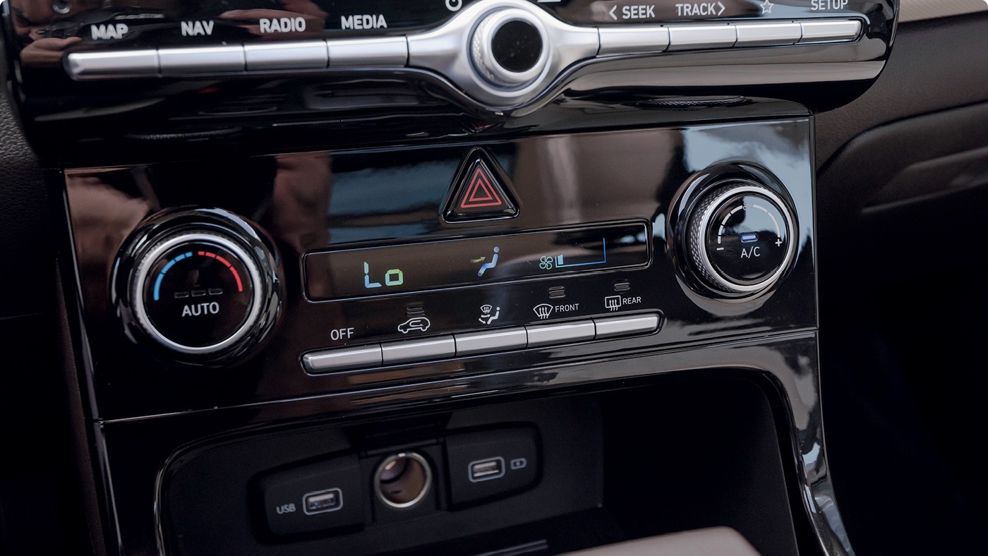 Hyundai Creta Ultimate 2022 - • O ar-condicionado digital é de apenas uma zona. Abaixo estão localizadas as duas entradas USB e a tomada 12V. O console central tem poucos botões e design minimalista — Foto: Bruno Guerreiro