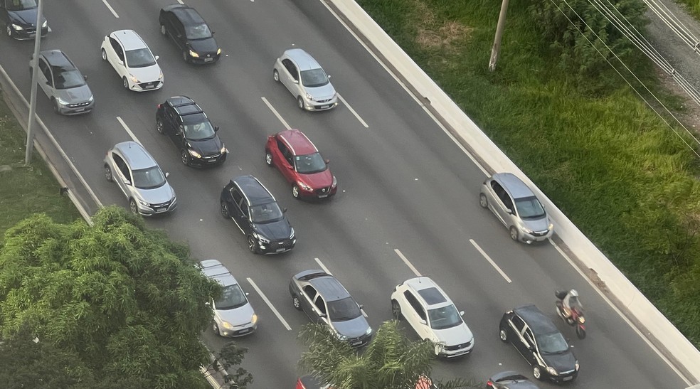 Não manter distância segura do veículo da frente gera cinco pontos na CNH — Foto: Autoesporte/Vitória Drehmer