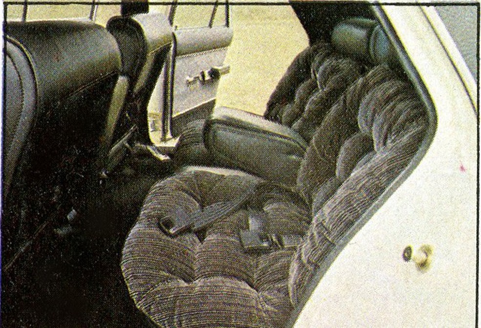 Atrás, conforto para donos que preferiam ser conduzidos em vez de dirigir (Foto: Auto News Brasil) — Foto: Auto Esporte