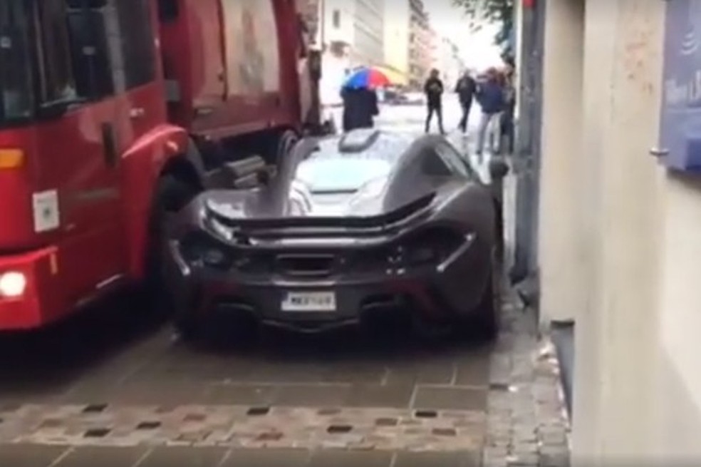McLaren P1 se espreme entre caminhão de lixo e muro (Foto: Reprodução) — Foto: Auto Esporte