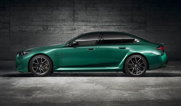 Novo BMW M5 vira híbrido de 727 cv, faz 60 km/l e é dúvida no Brasil