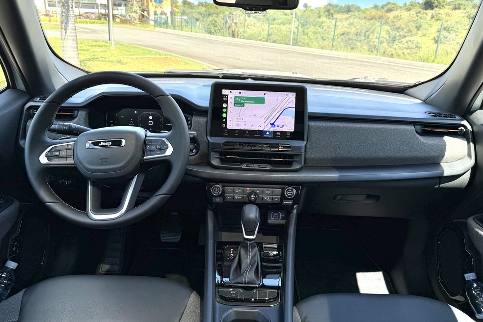 O painel mudou por completo, melhorando até a impressão ao volante do Jeep Renegade 2027 — Foto: Cauê Lira/Auto News Brasil