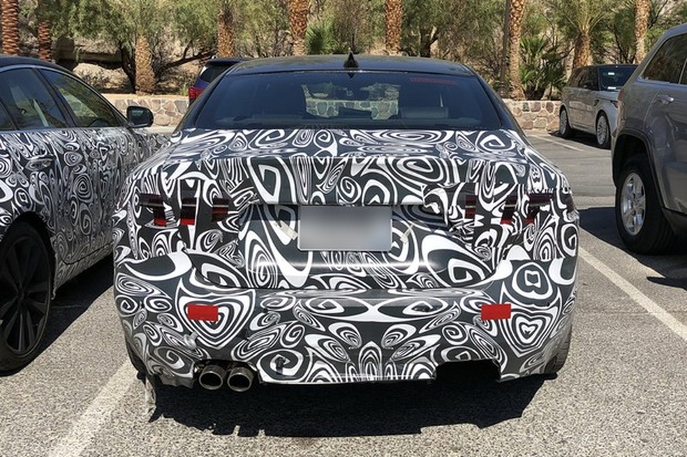 Jaguar XE tem pá-brisas alongados e tampa de porta-malas menor (Foto: Automedia) — Foto: Auto Esporte