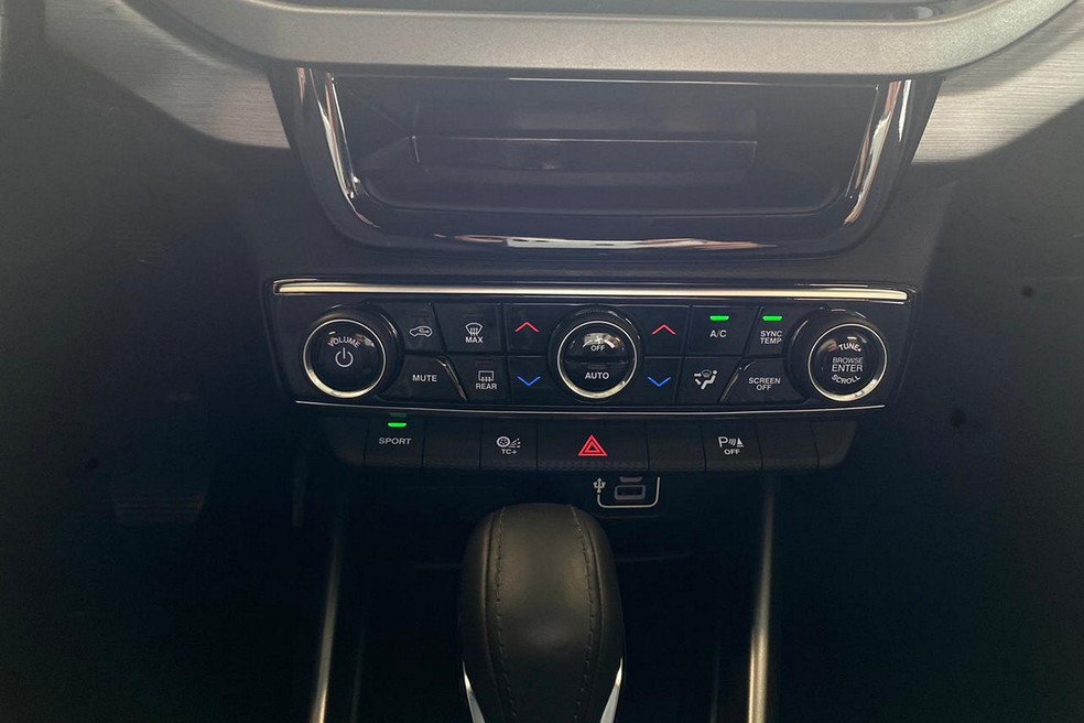 Ar-condicionado da Fiat Toro Freedom é digital — Foto: André Schaun/Autoesporte