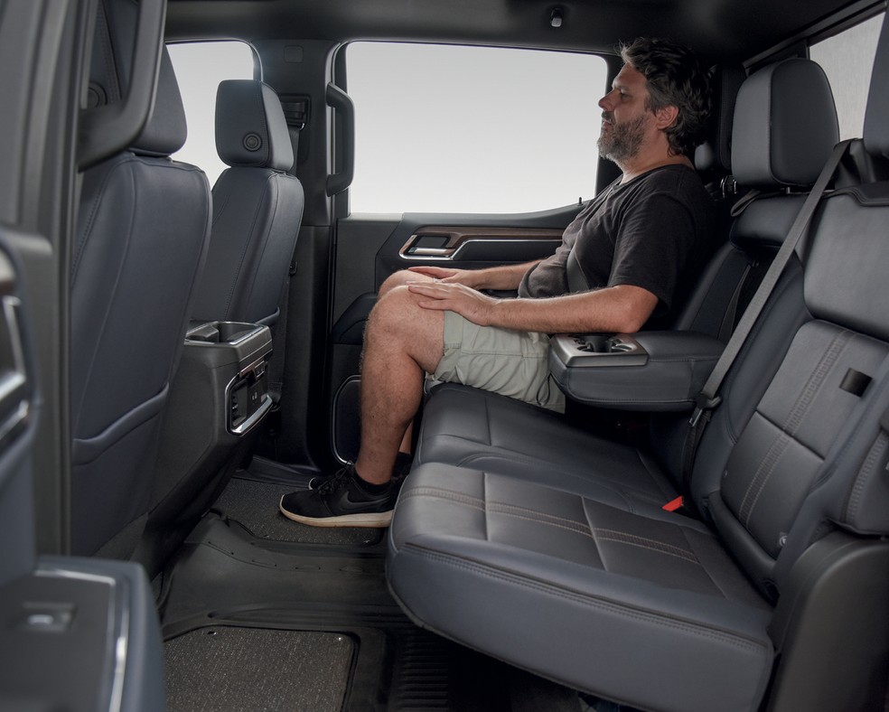 Chevrolet Silverado High Country: espaço traseiro comporta três pessoas adultas com muito conforto — Foto: Murilo Góes/Autoesporte