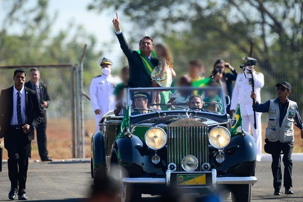 Piquet leva Bolsonaro no desfile de 7 de setembro em 2021 — Foto: Reprodução/Marcelo Camargo/Agência Brasil