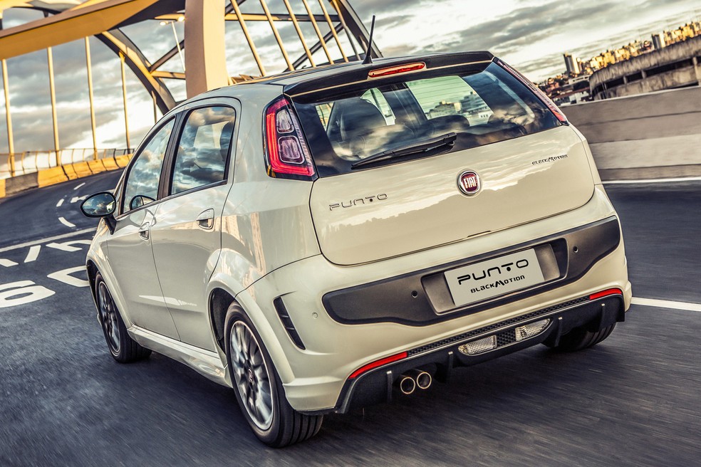 Fiat Punto Blackmotion tinha a mesma potência das outras versões, mas com escape duplo — Foto: Divulgação