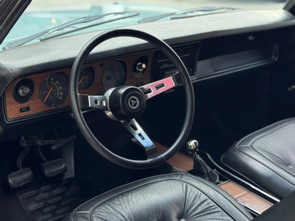 Dodge Charger R/T 1978: painel de instrumentos possui acabamento em madeira e toca-fitas ainda é operacional! — Foto: Reprodução/L'Art
