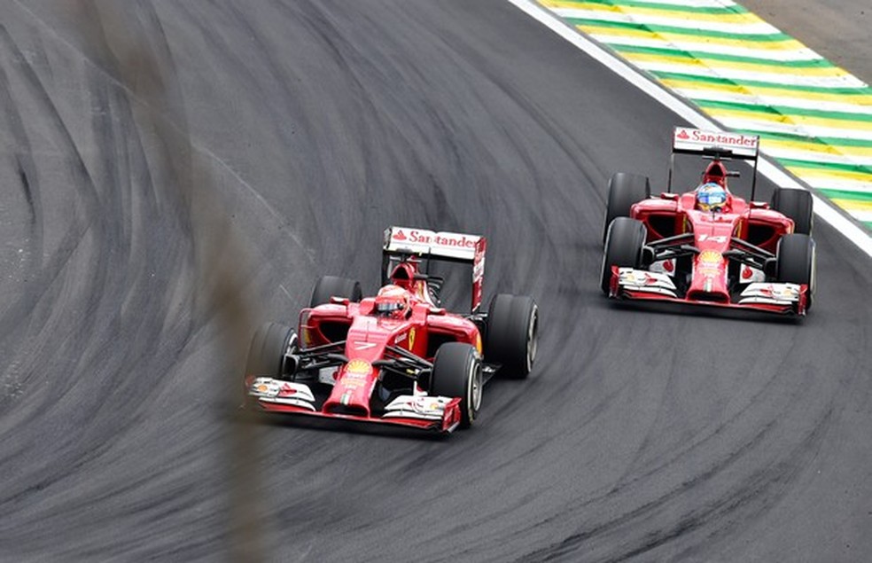 A linda disputa entre as Ferrari de Raikkonen e Alonso (Foto: Ivan Carneiro/ Auto News Brasil) — Foto: Auto Esporte