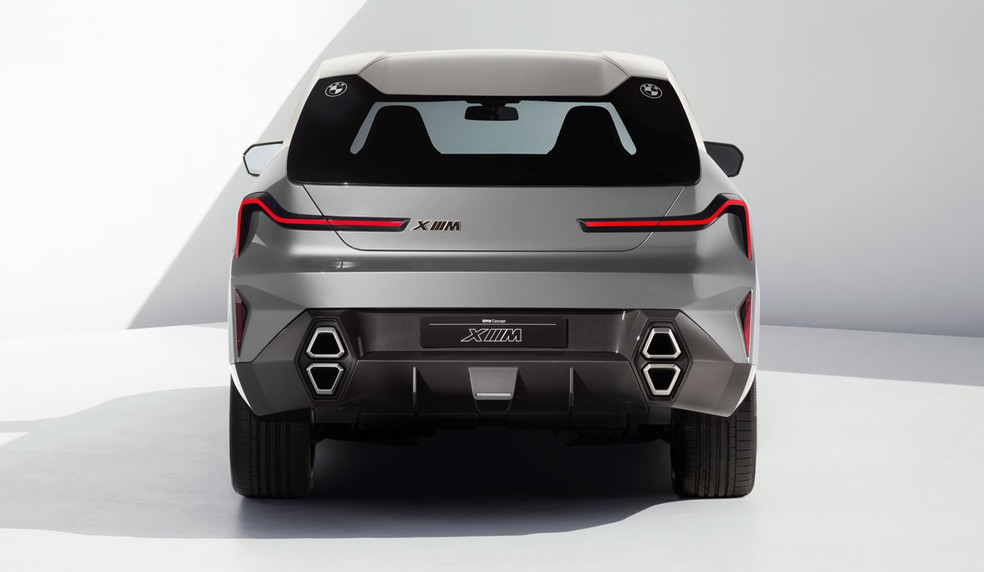 Traseira do BMW XM Concept é cheia de vincos e tem quatro saídas de escape — Foto: Divulgação