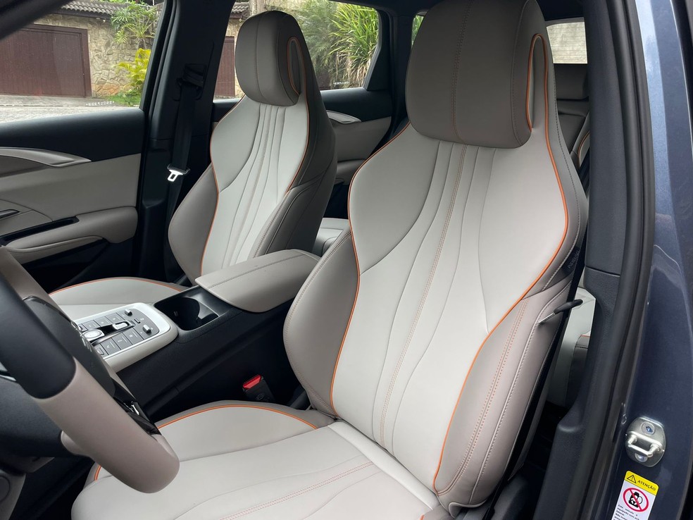 Bancos e volante do BYD Song Pro são muito confortáveis — Foto: Cauê Lira/Auto News Brasil