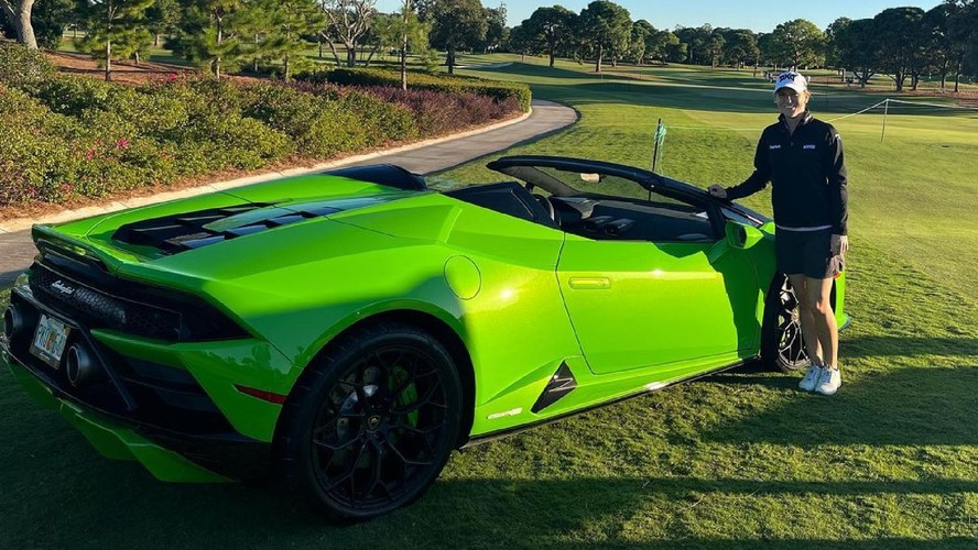 Jogadora fatura uma Lamborghini após fazer uma hole in one