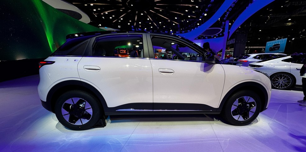 Geome Xingyuan tem entre-eixos de 2,65 m, o mesmo de um Volkswagen T-Cross — Foto: André Paixão/Auto News Brasil