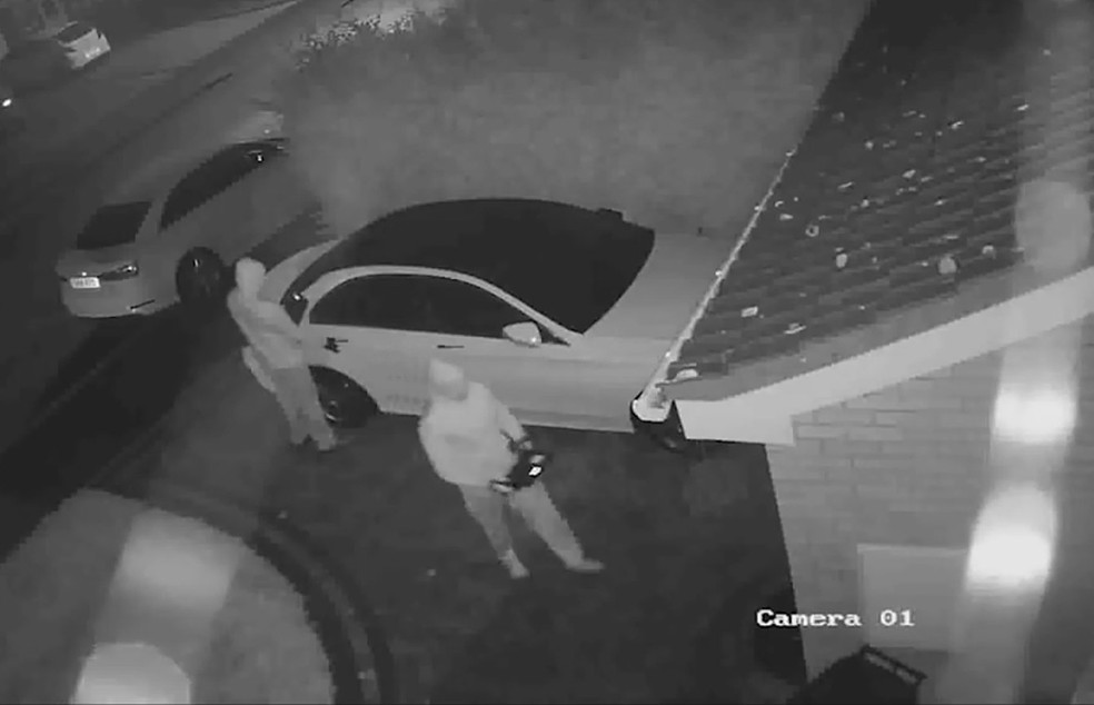 Ladrões usam aparelhos para enganar sensores e roubar carro — Foto: Reprodução/Polícia de West Midlands