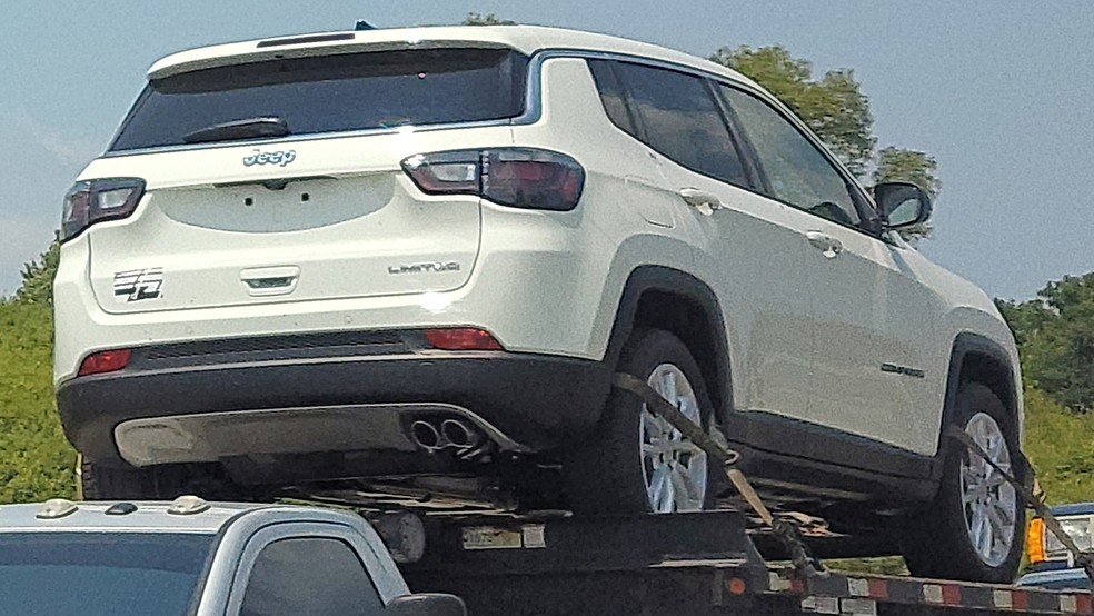 Uma discreta camuflagem oculta o logotipo da versão híbrida no porta-malas — Foto: Automedia