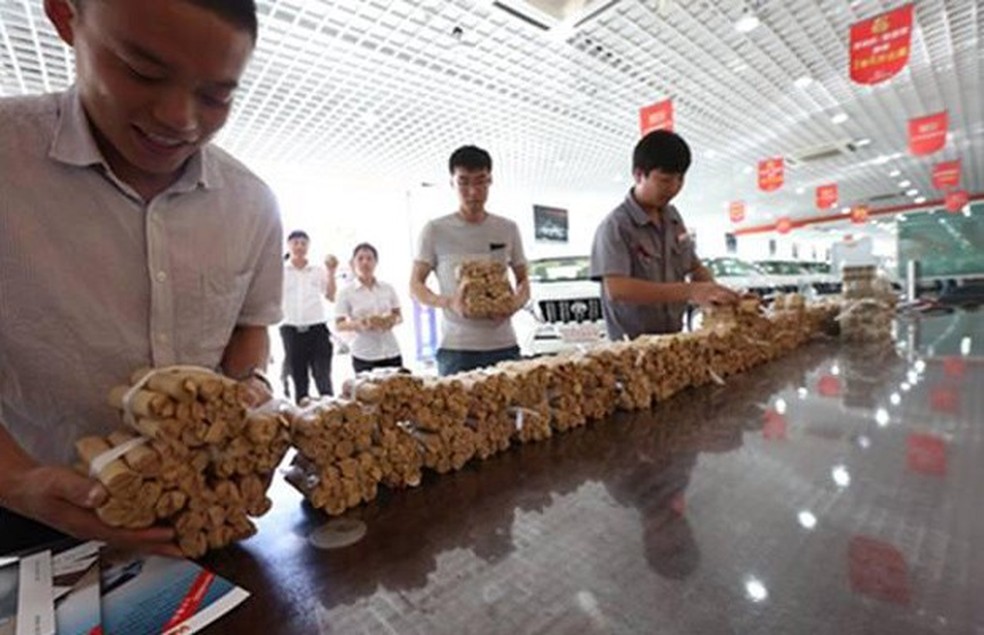 Chinês compra carro de luxo e paga R$ 331 mil em moedas (Foto: Divulgação) — Foto: Auto Esporte