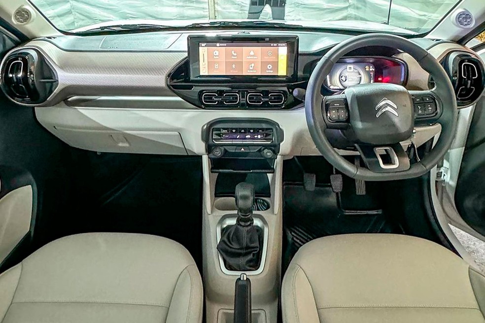 Interior do Basalt mantém painel digital e central multimídia com tela de 10 polegadas — Foto: Reprodução/Instagram