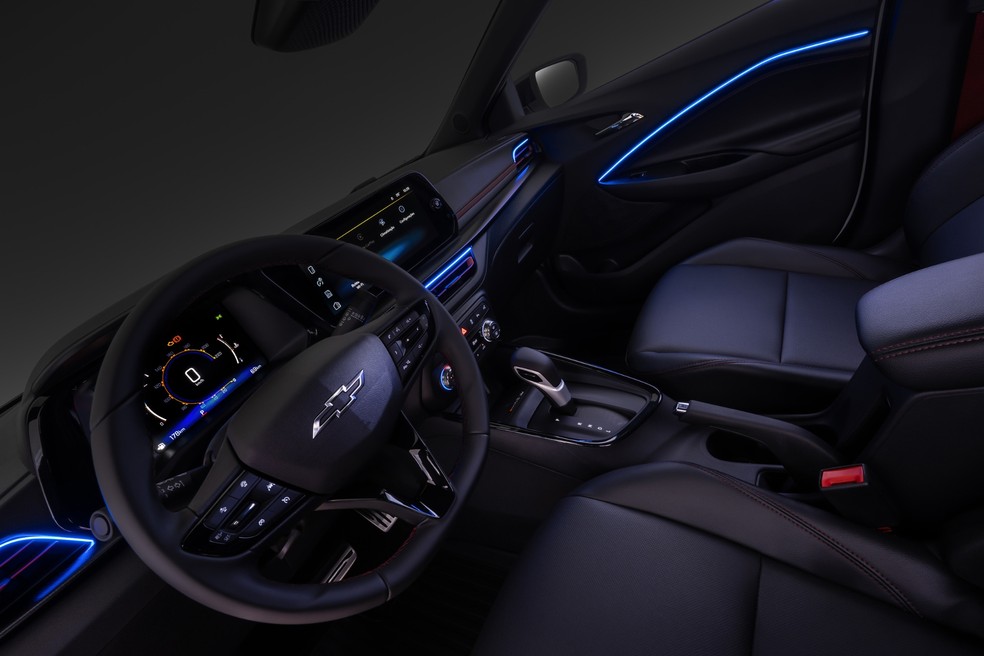 Chevrolet Sonic tem painel com dose extra de refinamento em relação ao Onix — Foto: Divulgação/Chevrolet