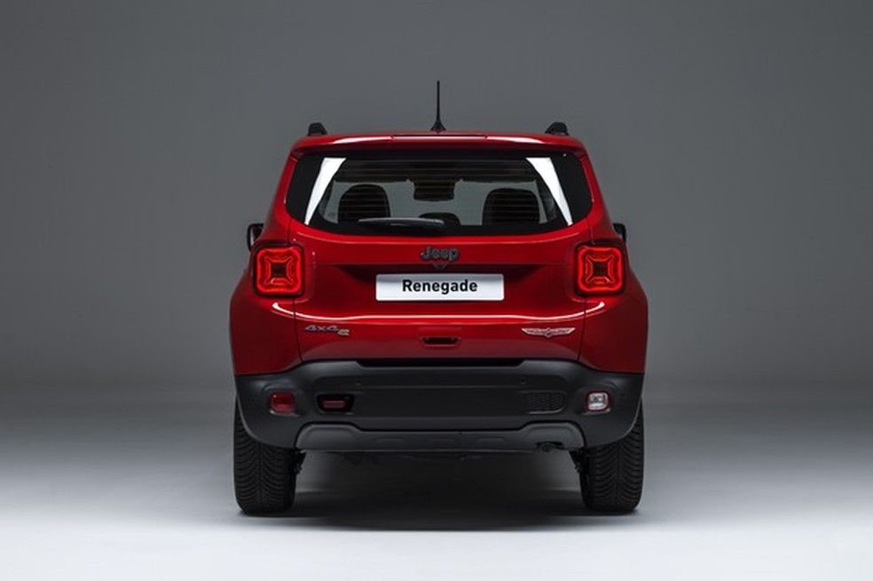 A letra "E" ao lado do emblema 4x4 denuncia que a versão é híbrida (Foto: Divulgação) — Foto: Auto Esporte