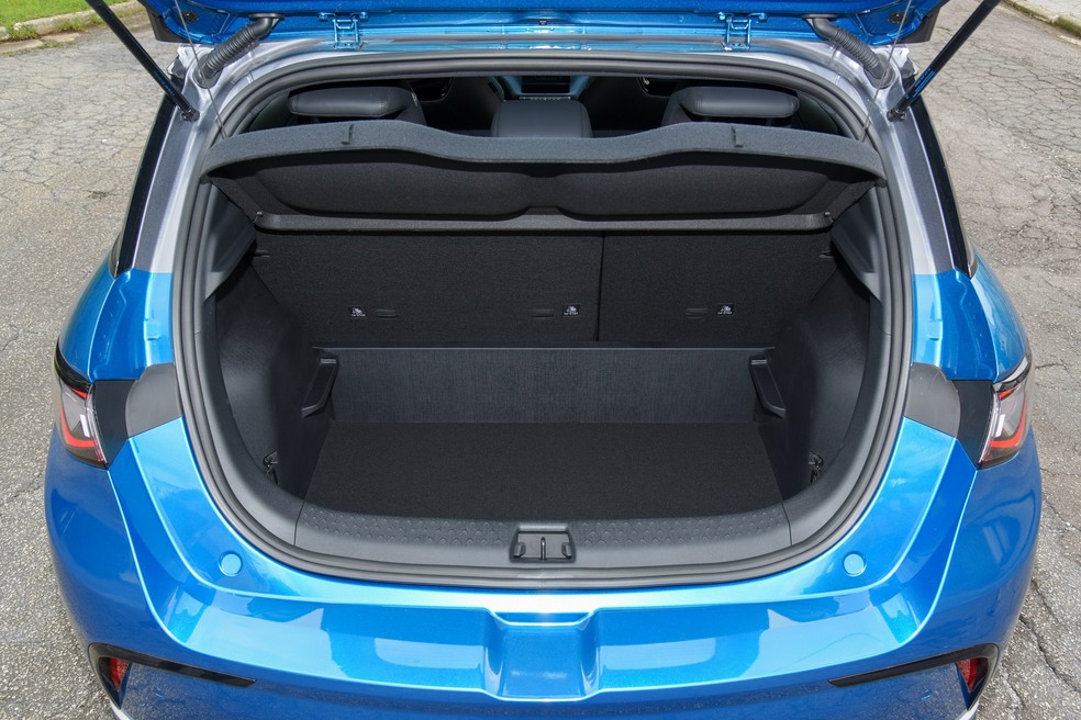 Porta-malas é grande trunfo do BYD Dolphin; cabem 345 litros  — Foto: Murilo Góes/Auto News Brasil