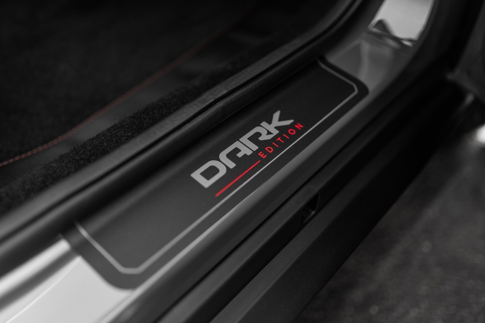 Versão tem soleiras personalizadas justamente com o nome Dark Edition — Foto: Divulgação