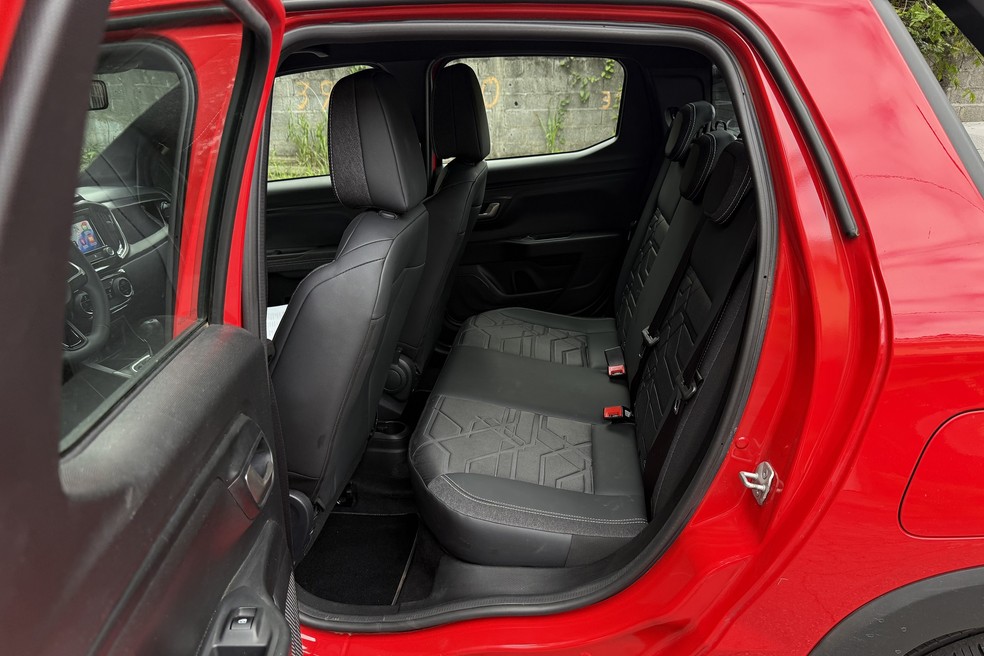 Apenas pessoas baixas ficam confortáveis na parte traseira da cabine — Foto: Cauê Lira/Auto News Brasil
