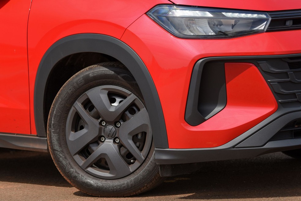 Volkswagen Tera MPI 2026 é equipado com rodas de 15" com calotas pretas que deixam a desejar  — Foto: Murilo Goes/Auto News Brasil