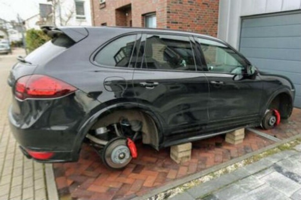 Porsche Cayenne do Lewandowski teve suas rodas roubadas — Foto: Reprodução