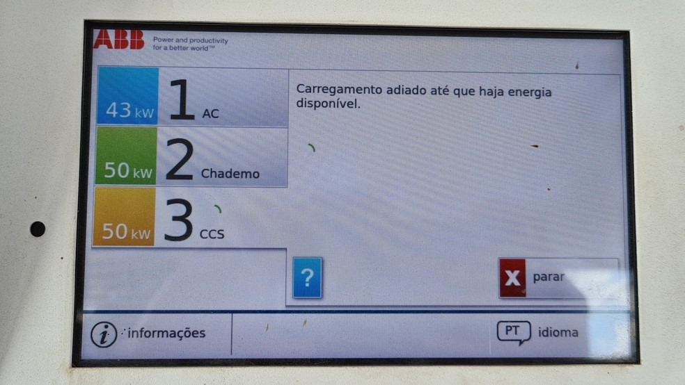 Sem suporte 24h, o carregador paralisado assustou - mas voltou a funcionar alguns minutos depois — Foto: Rodrigo Ribeiro/Auto News Brasil