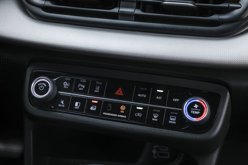 Ar-condicionado é melhor amigo no calor — Foto: Christian Castanho/Auto News Brasil