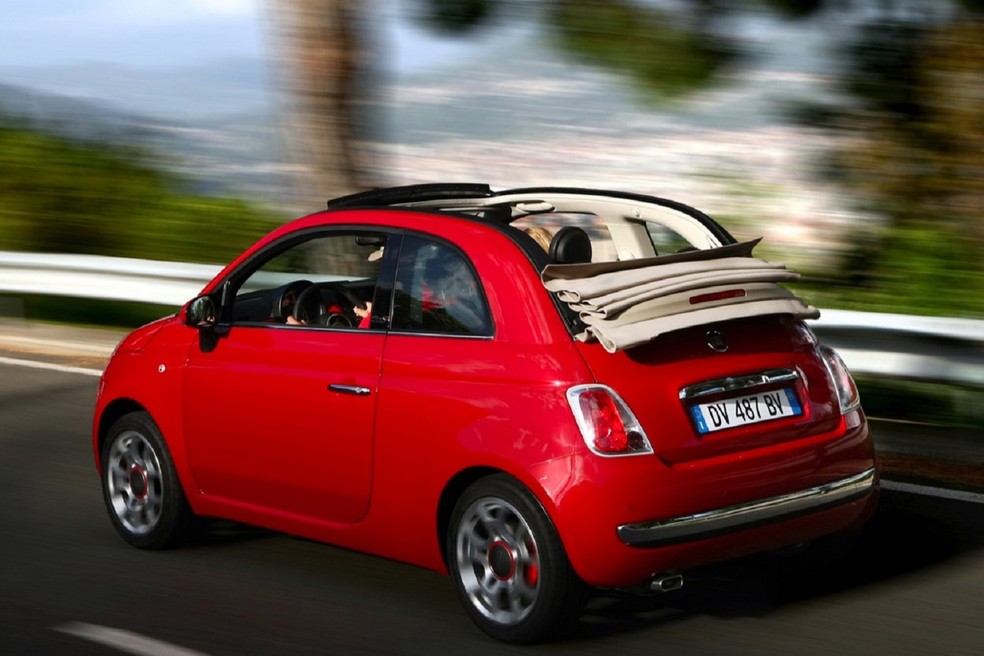 O motor do Fiat 500 Cabrio produz 105 cv de potência e 13,6 kgfm de torque. — Foto: Divulgação/Fiat