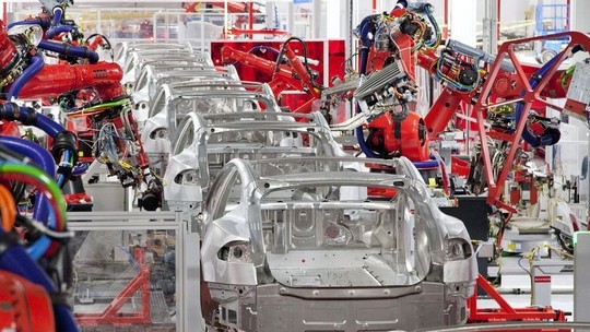 Crise mundial ameaça brecar a era dos carros elétricos 