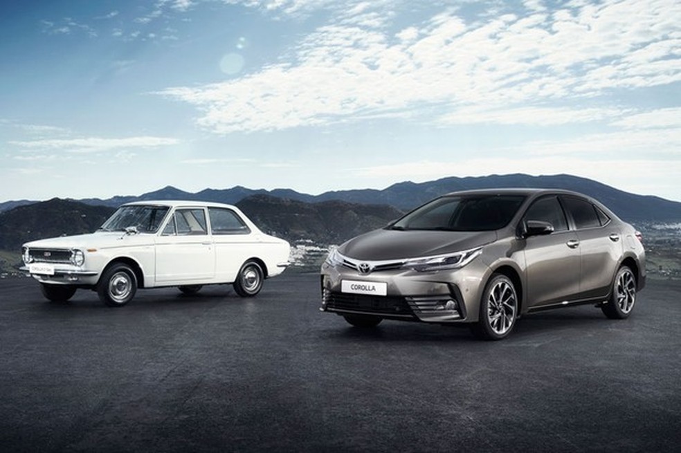 Primeira e décima primeira geração do Corolla lado a lado (Foto: Divulgação) — Foto: Auto Esporte