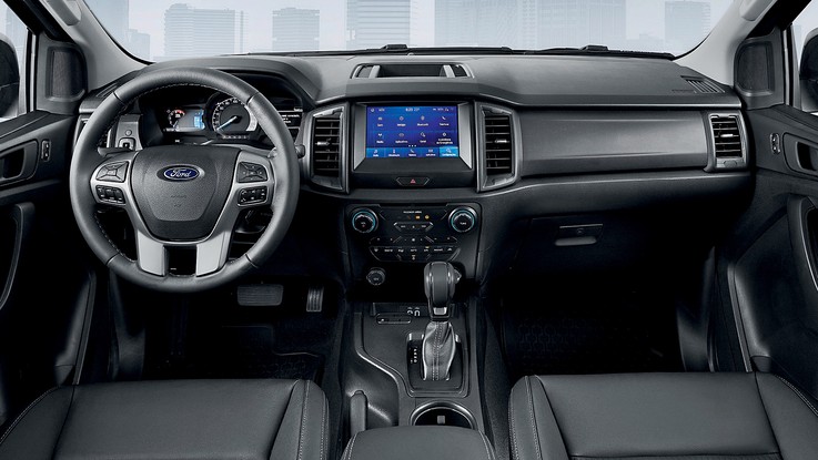 Ford Ranger Black -  O acabamento é todo escuro e a central multimídia é prática, mas deve mais cores