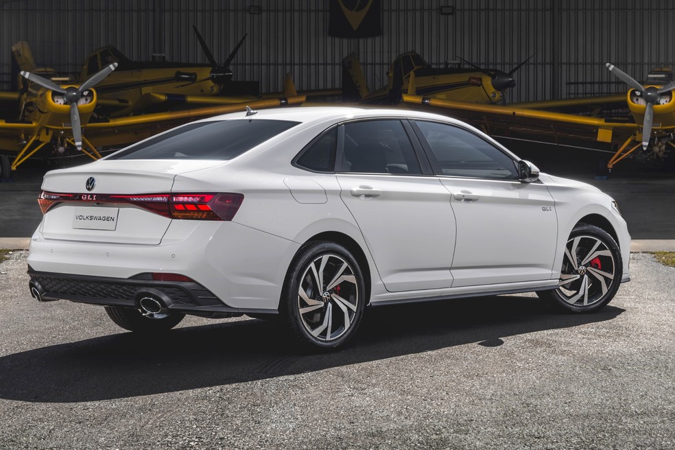 Volkswagen Jetta GLi mantém lanternas, mas traz nova disposição das luzes — Foto: Divulgação/Volkswagen