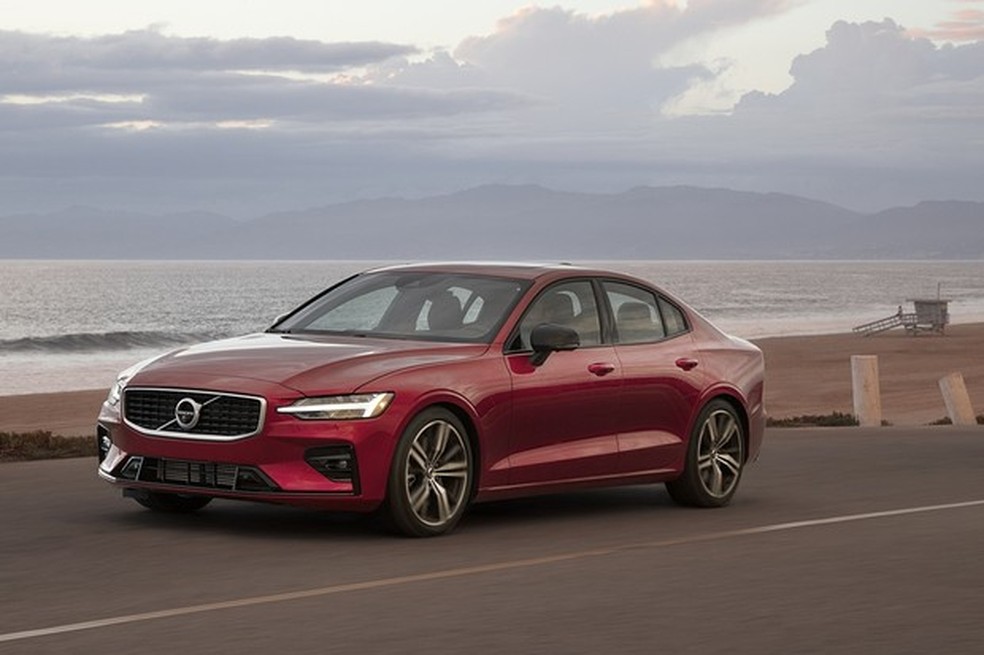 S60 R-Design tem grade e molduras em preto brilhante (Foto: Divulgação) — Foto: Auto Esporte
