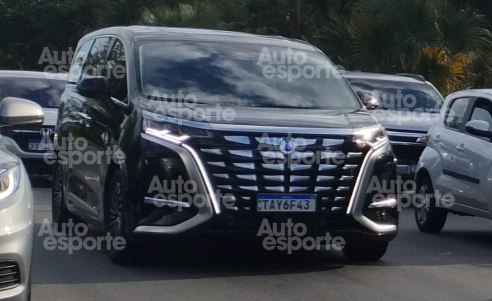 Denza D9 é flagrada no Brasil — Foto: Alberto Polo Junior/Auto News Brasil