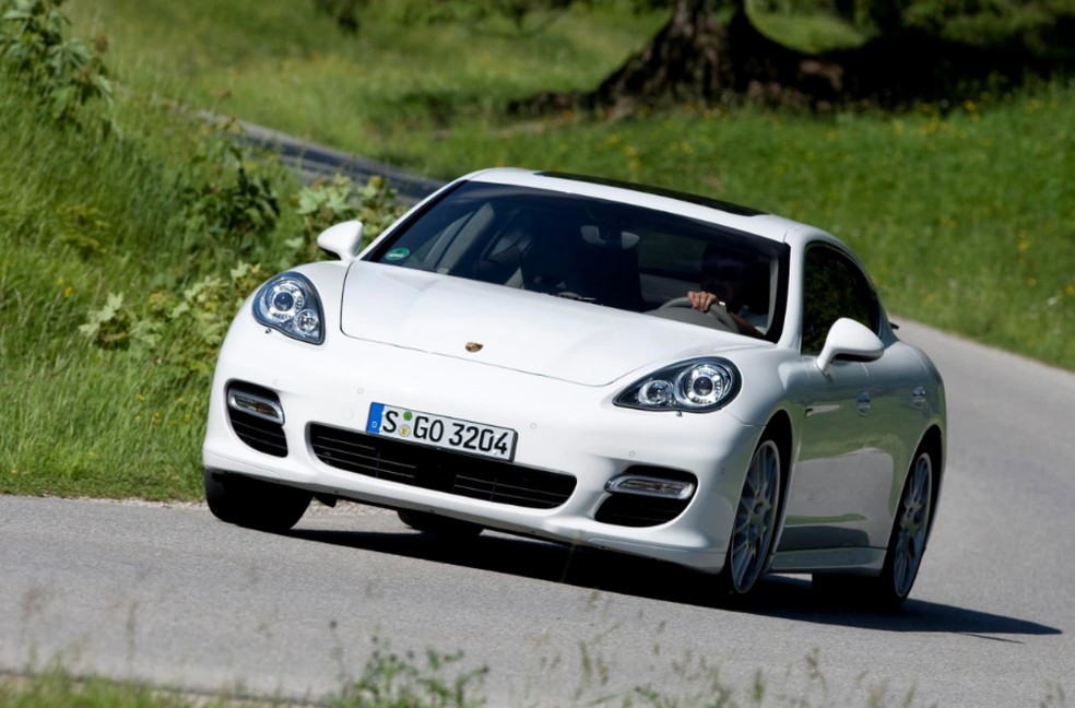 Panamera do Neymar era branco, mas foi envelopado na cor amarela — Foto: Divulgação