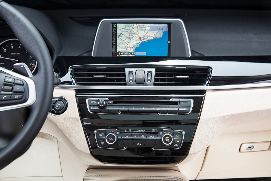 Detalhe da tela multimídia do BMW X1 sDrive20i