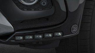 Detalhe do farol de LED no para-choque dianteiro