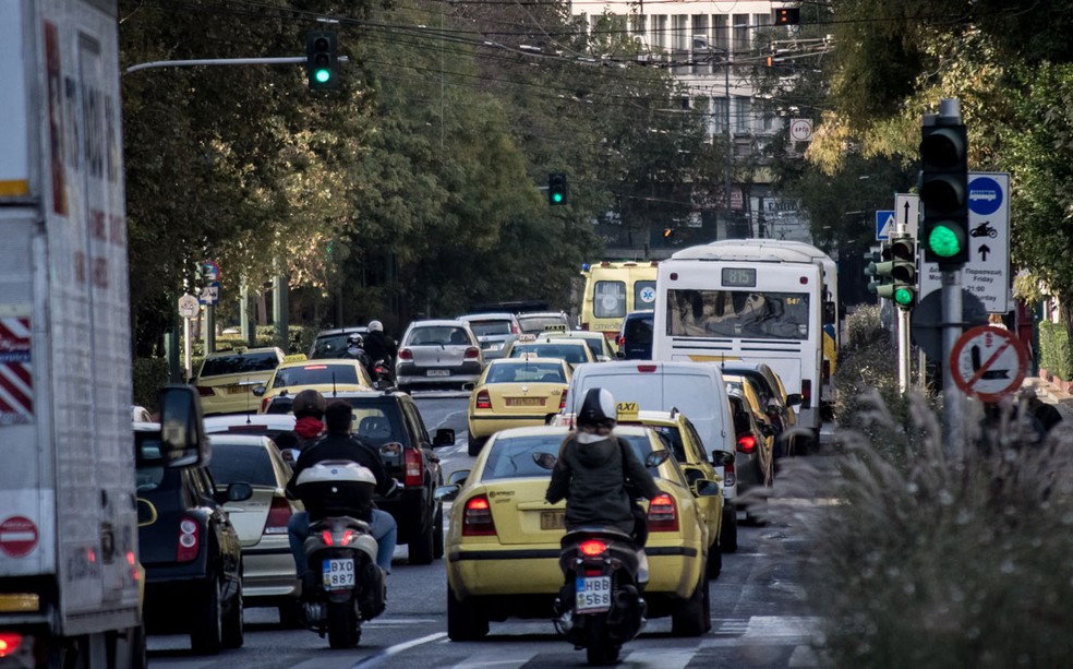 Trânsito em Atenas, Grécia; Google vai controlar semáforos da cidade — Foto: Getty Images