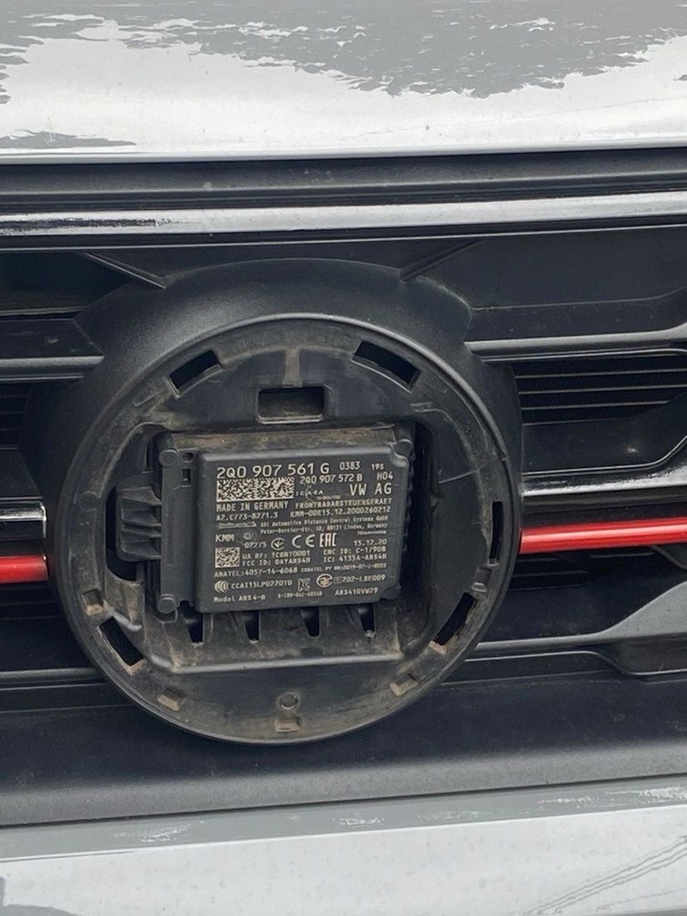 Ladróes tiram o emblema da Volkswagen e roubam o módulo do ACC — Foto: Arquivo pessoal
